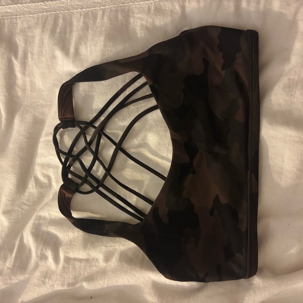 Lululemon Free to be sports bra